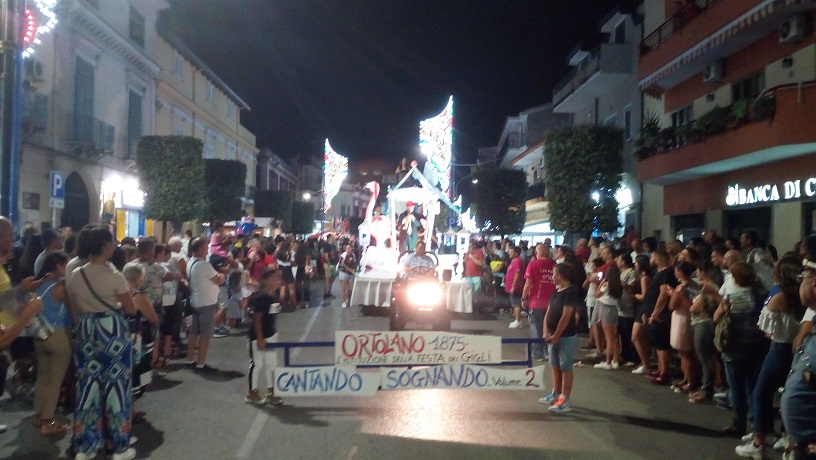 Brusciano, Festa dei Gigli: sfilata dei carri allegorici dei comitati Ortolano e Croce