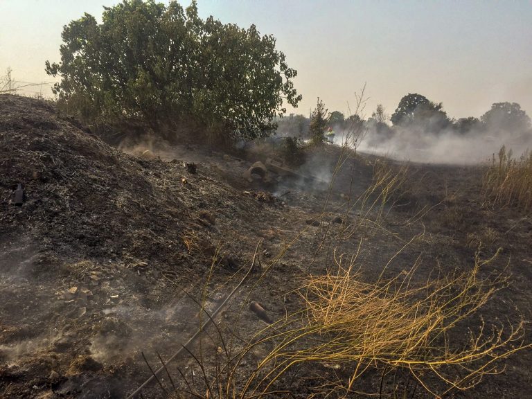Ancora roghi assassini: brucia la discarica “Cappelluccia”, campagna di Acerra. Traffico in tilt (le foto)