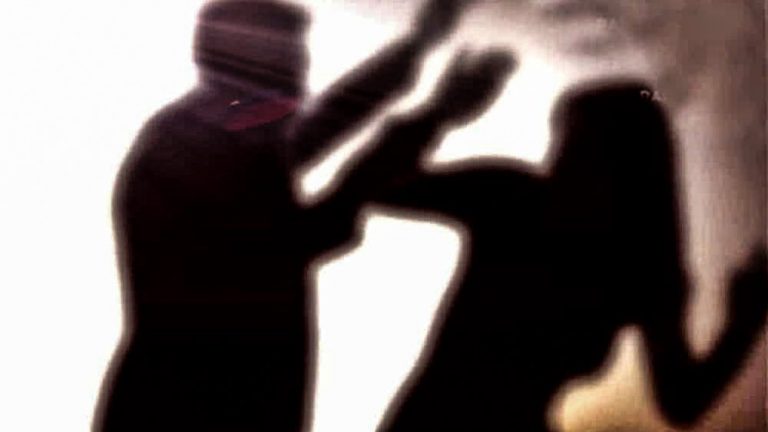 Si barrica in stanza per sfuggire alla violenza cieca: marito in cella dopo la telefonata decisiva