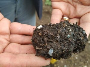 il falso fertilizzante scaricato ad Acerra e pieno di rifiuti