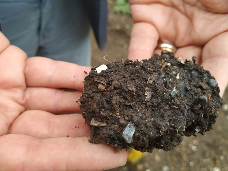 Finto compost versato nei campi di Acerra: antimafia, carabinieri e Arpac sul posto.  Immagini agghiaccianti  (le foto)