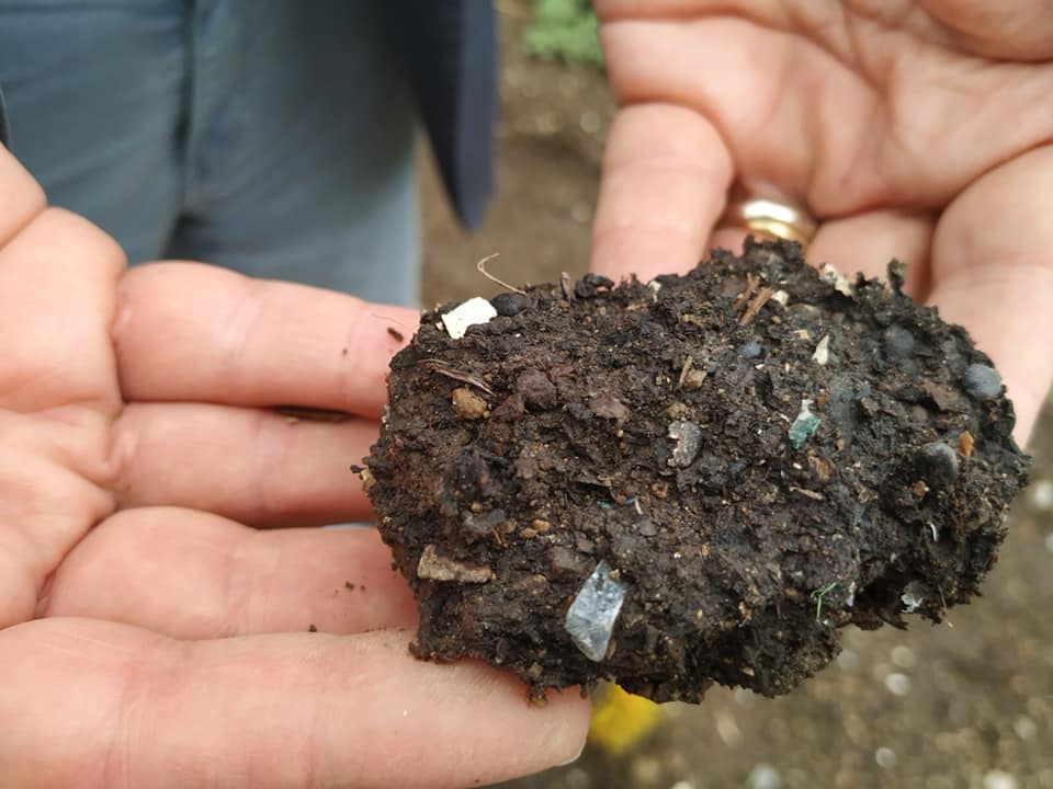 il falso fertilizzante scaricato ad Acerra e pieno di rifiuti