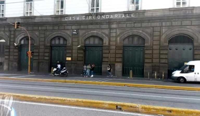 Fa a pezzi la madre, ucciso a Poggioreale dal compagno di cella