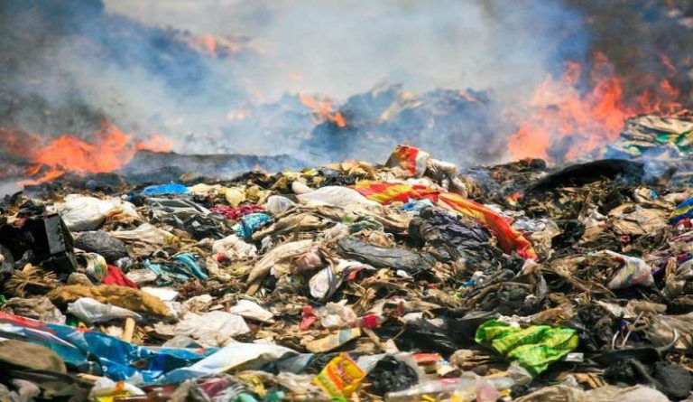 Pomigliano, discarica abusiva lunga un chilometro brucia nella notte. Il comitato anti cementificio dà il via alla mobilitazione