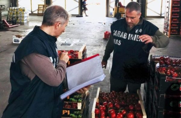 Volla, scarsa igiene e cibi non tracciati: i NAS sequestrano in un’azienda 14 tonnellate di frutta e ortaggi. Altre azioni a largo raggio