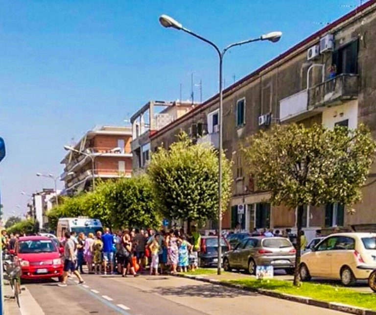Investito e ucciso a 90 anni nel centro di Pomigliano, mentre attraversava. L’ipotesi: “automobilista distratto dal telefono”
