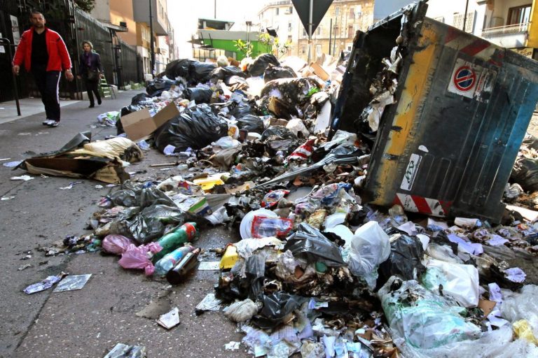 Rifiuti a Napoli: Stir pieni, incubo crisi estiva
