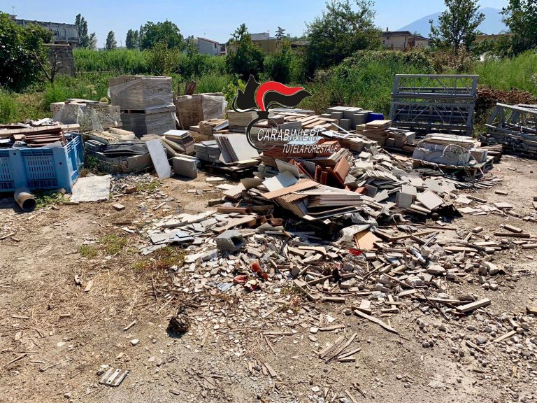 Marigliano, controlli in una ditta edile: titolare sversava rifiuti a terra e ospitava 2 attività abusive
