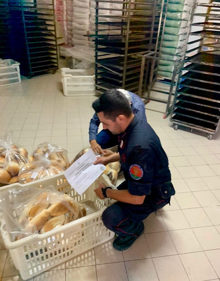 Brusciano: pane cotto in forno alimentato con legna verniciata, sporca di colla e con chiodi