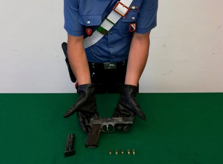 Pompei, 28enne nascondeva una pistola nella propria macelleria: arrestato