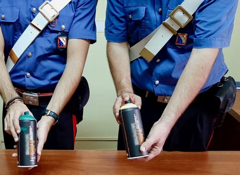 Ercolano, 28enne sorpreso a scrivere il proprio nome su di uno spartitraffico