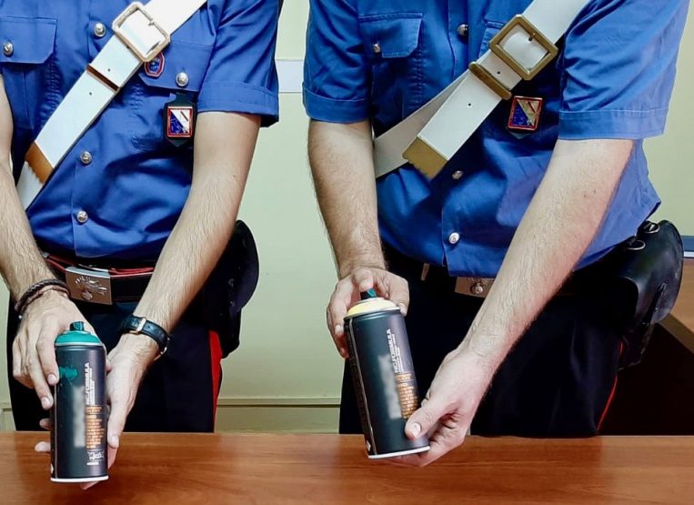 Ercolano, 28enne sorpreso a scrivere il proprio nome su di uno spartitraffico