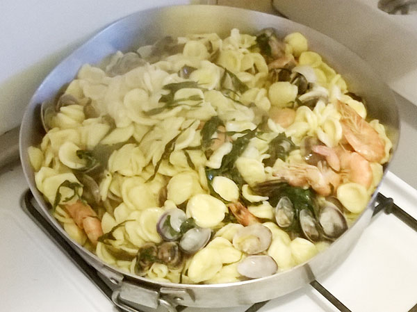 Le “orecchiette “pugliesi divennero napoletane in un celebre “piatto” della “Taverna del Pallonetto”: le orecchiette con gli scampi..