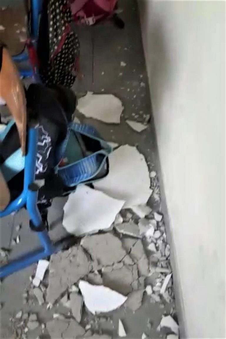 Casalnuovo, crolla il solaio durante il coro dei bimbi: strage sfiorata a scuola. Alunno ferito. Mamme inviperite 