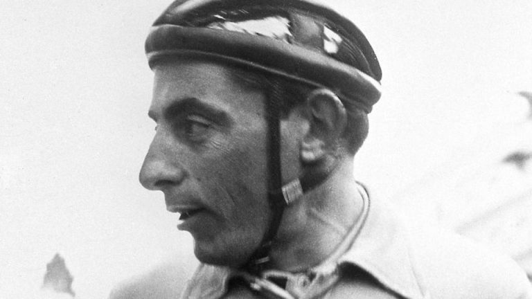 Il ciclista Fausto Coppi in partenza da Somma Vesuviana