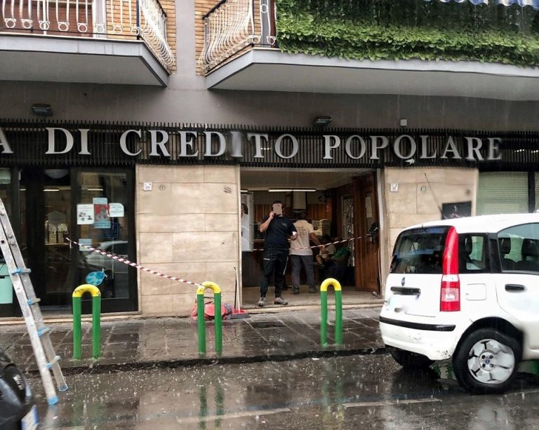 Acerra, “sradicato” con un tir il bancomat dalla filiale del Credito Popolare. E’ la seconda volta in nove mesi