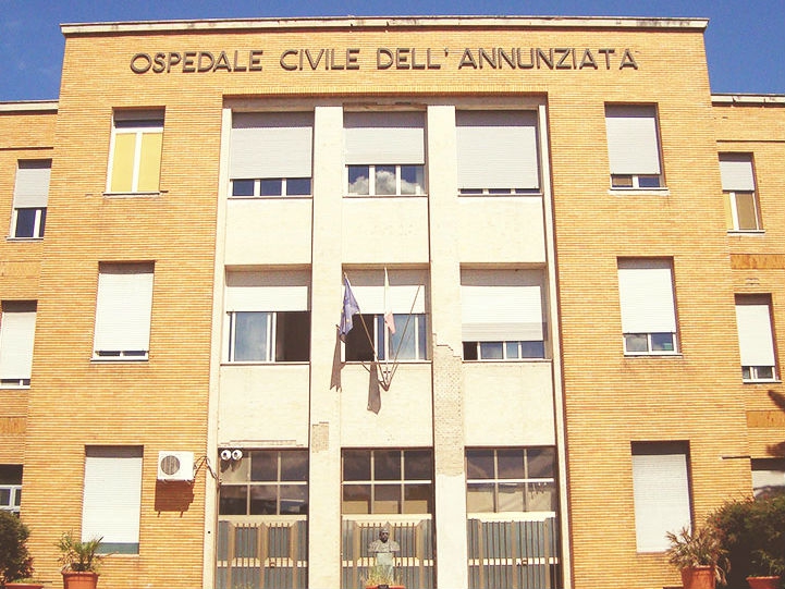Ospedale Annunziata, strutture fatiscenti e sporcizia. Il papà di una bambino: “Personale professionale ma la struttura è in condizioni indegne”