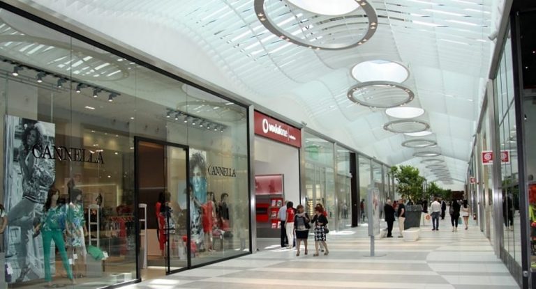 Pompei, panico al centro commerciale “La Cartiera”: un bimbo di 5 anni perde un dito