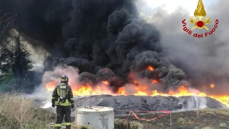 Incendio ad Avellino, riaprono le scuole. Dati polveri sottili rassicuranti