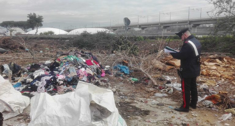 Marigliano: scoperta residenza abusiva, rifiuti sversati e roulotte con allacci idrici illegali