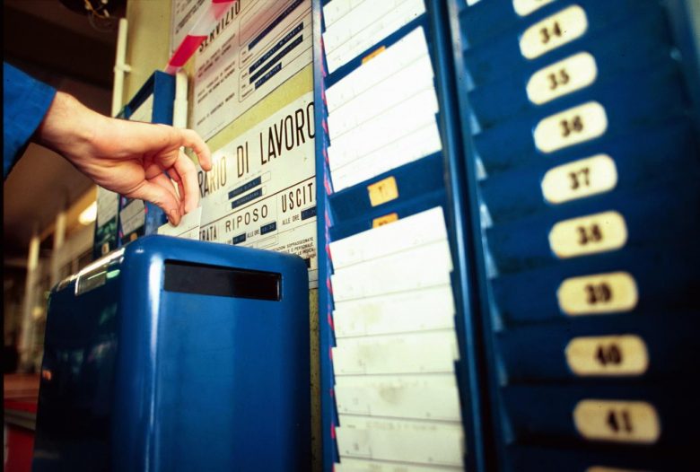 Qualiano, furbetti del cartellino negli uffici comunali: 17 denunce