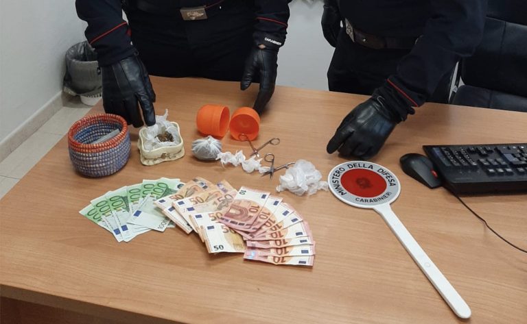 Casoria: ai domiciliari, viene sorpreso in possesso di droga: 36enne in manette