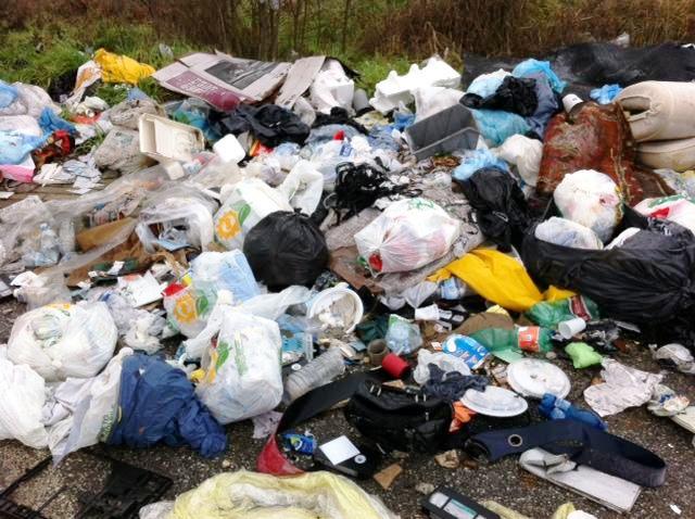 Acerra, due persone multate per abbandono illecito dei rifiuti: ripresi dalle fotocamere esca