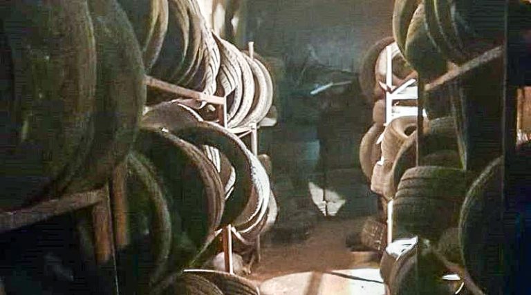 Casalnuovo, il blitz: discarica di pneumatici sotto i palazzi. E’ dell’ex meccanico del Comune