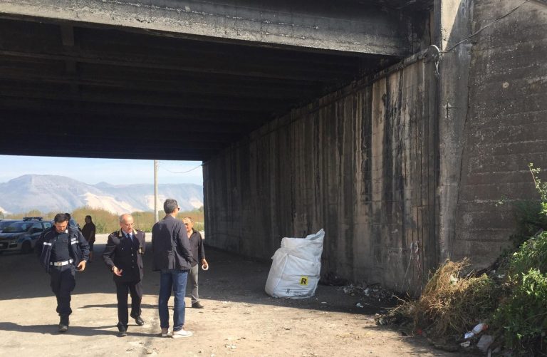 Bonifica “pezzottata” ad Acerra: blitz degli ambientalisti. Lavori sospesi
