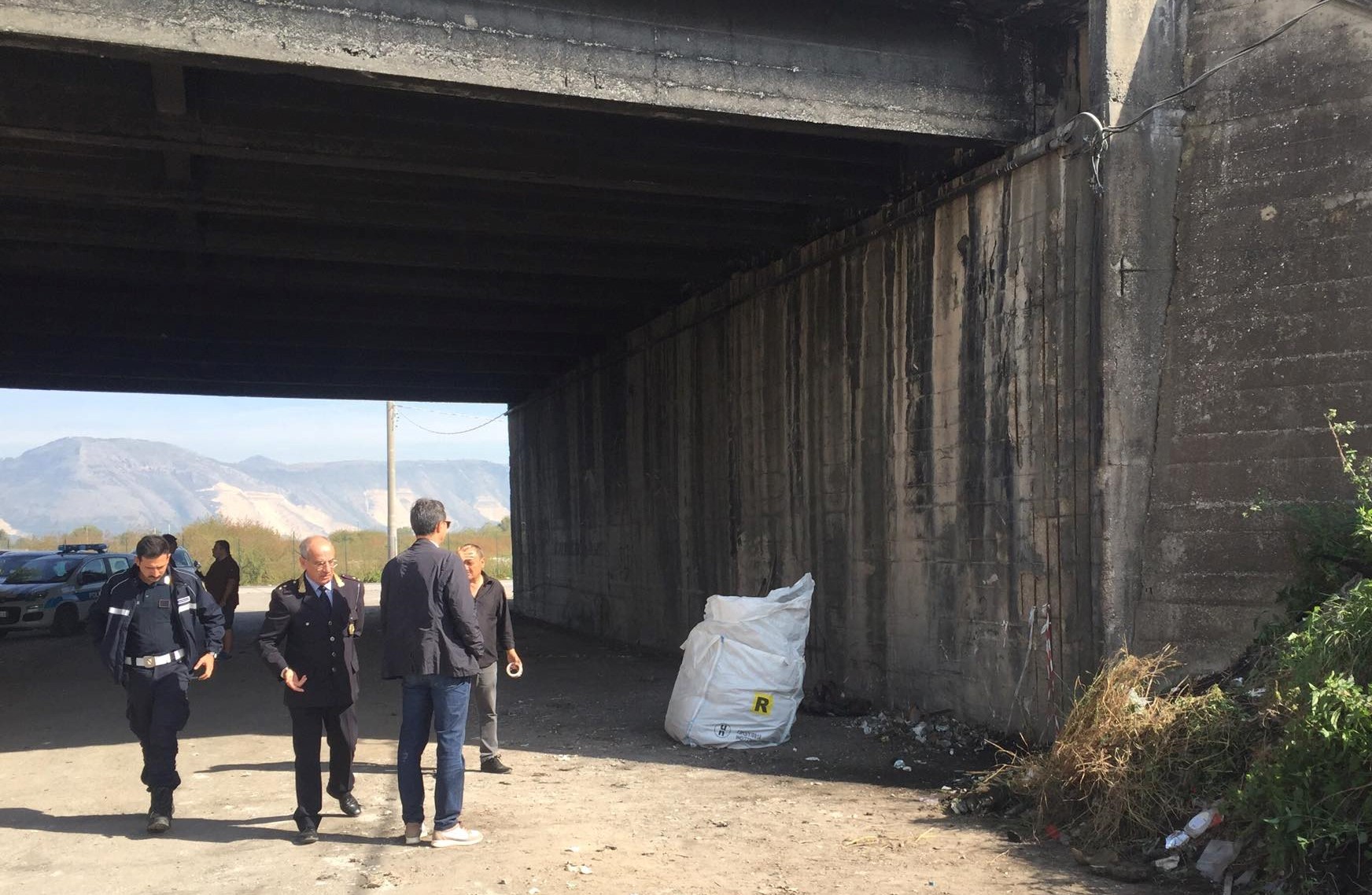 l'intervento della municipale a Candelara, di spalle il vicesindaco Lombardi