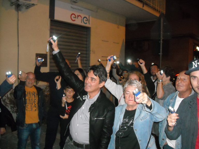 Protesta a Pomigliano con pile “accese” sui problemi: “Sindaco, rispondi!”