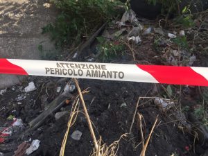lo striscione sul pericolo amianto steso dalla polizia municipale 