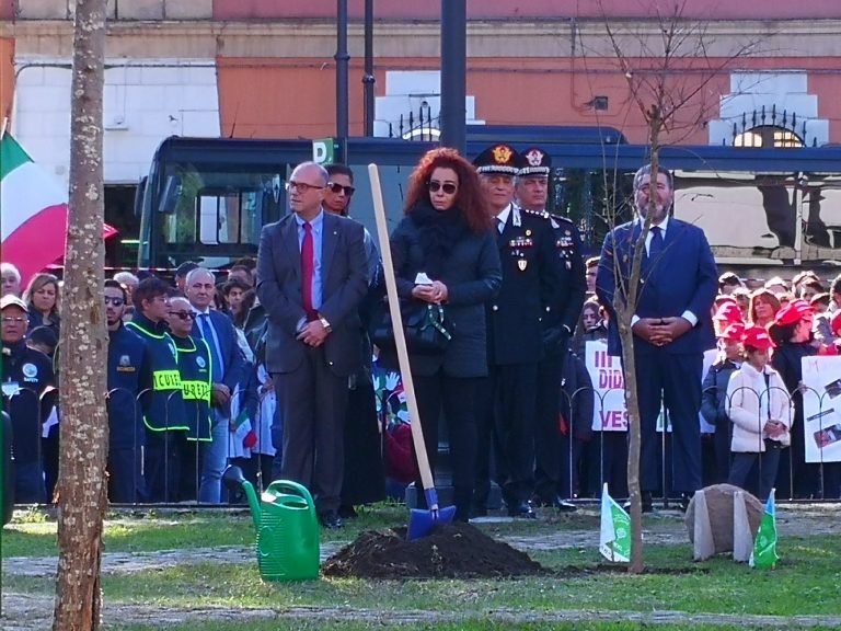 Somma Vesuviana, i bimbi sventolano bandierine tricolori per Mario Cerciello Rega