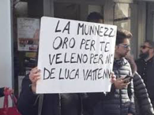 Terra dei Fuochi, lancio di rifiuti contro il presidente della Regione Campania De Luca
