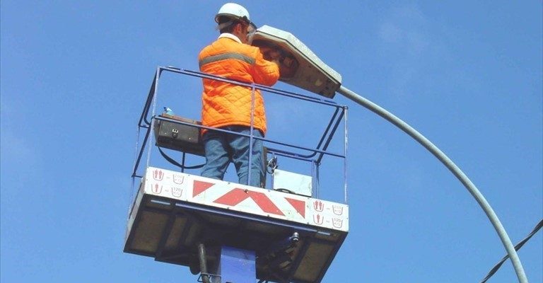 Somma Vesuviana, cittadini lamentano mancanza di illuminazione in molte strade. Il sindaco: «Questione di giorni»