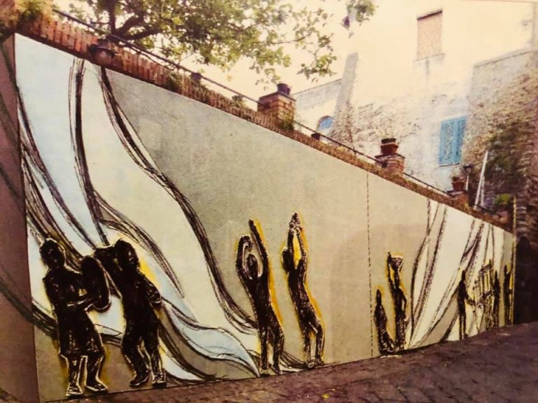 Somma Vesuviana, sagome dei “padri” sul muro della Casa del Popolo