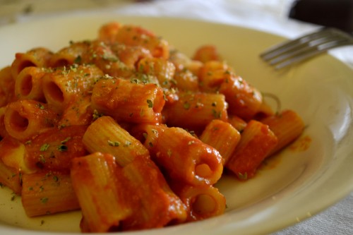 “Mezze maniche c’’arecheta”: il piatto che proteggeva le “monache ‘e casa” dal fuoco del desiderio. Ma se “lui” era un brigante……