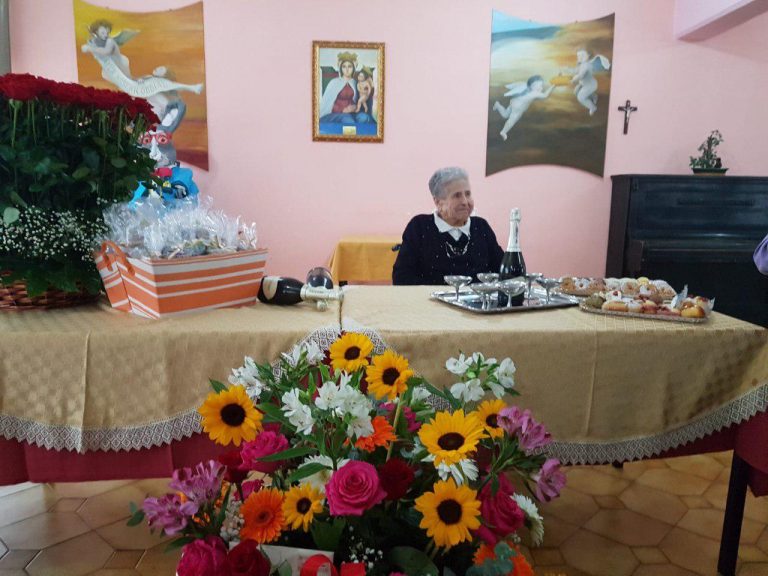 Madonna dell’Arco, festa grande alla residenza anziani per i 100 anni di Agnese Aprea