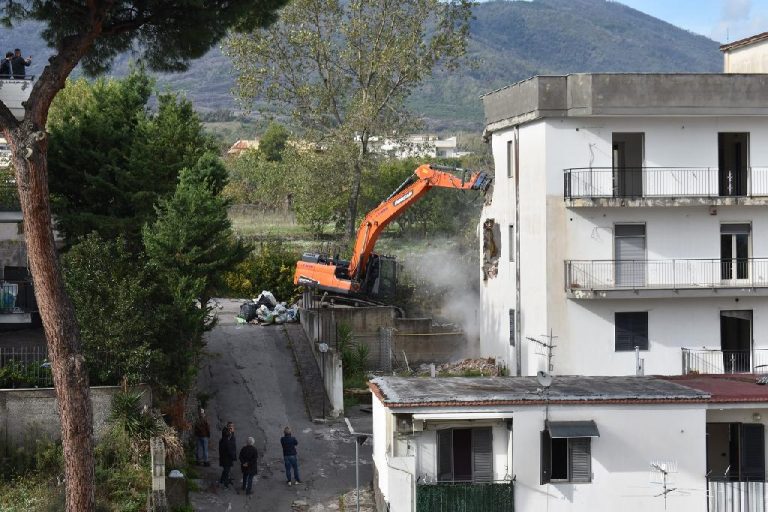 “La giustizia lenta diventa ingiusta”: il dramma dei proprietari delle case abbattute a Terzigno