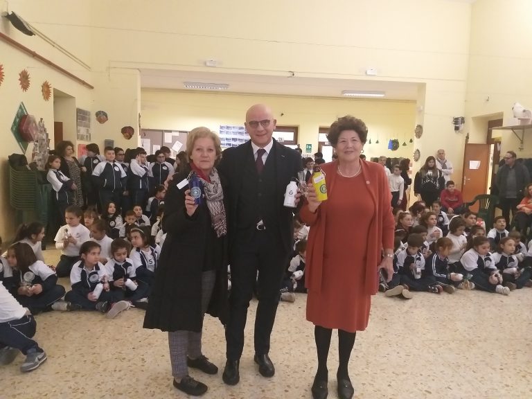 Casamarciano, plastic free: il sindaco consegna le borracce di alluminio agli alunni del plesso Costantini