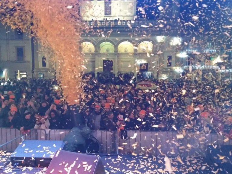 Nola: “Mezzanotte con chi vuoi, il pomeriggio insieme a noi _The Expert Show”. Peppino di Capri e i comici di Made in Sud