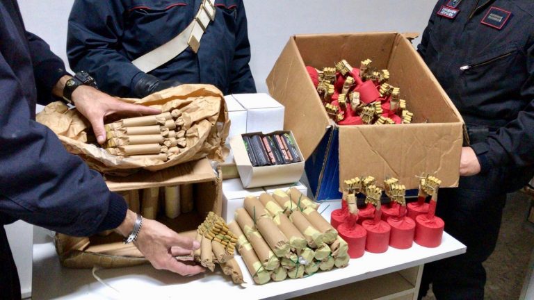 Napoli e provincia, consuntivo dei carabinieri: 35 persone denunciate all’autorità giudiziaria di cui 20 in stato di arresto e 15 a piede libero. Circa 20mila i botti sequestrati