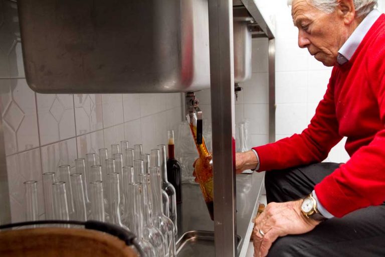 Lutto nella mondo della ristorazione campana, è morto il patron della storica osteria “‘E Curti”