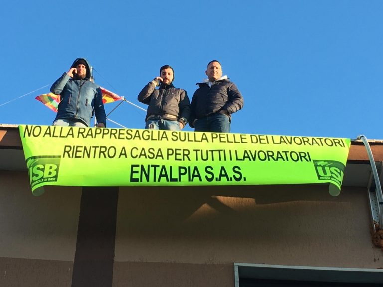 San Sebastiano al Vesuvio: lavoratori ENTALPIA in protesta sul tetto del comune