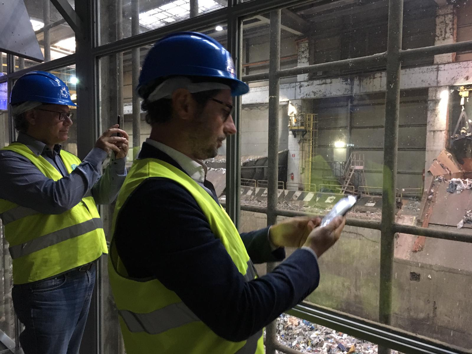 il consigliere regionale Francesco Emilio Borrelli nell'inceneritore