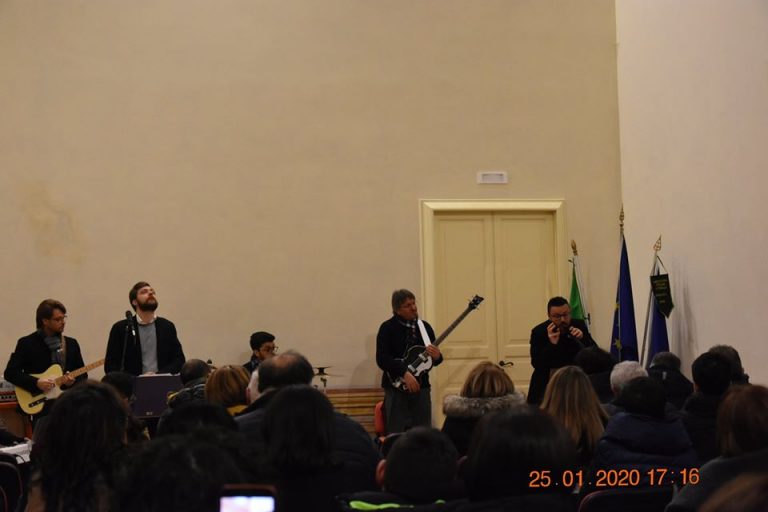 Ottaviano, in una magica “serata” al Palazzo Medici, la canzone e il teatro svelano la bellezza della lingua napoletana