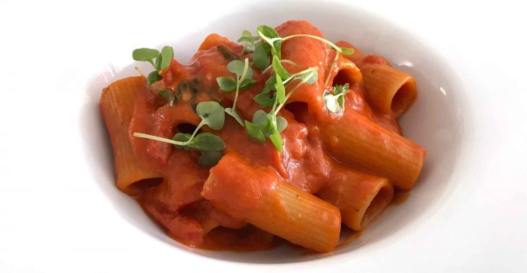 “I rigatoni “allo scarpariello”, il piatto filosofico che fa dire: “oggi è sempre meglio di ieri” e “le scarpe svelano l’uomo” e la donna…….