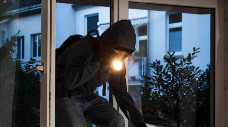 Ladri vanno a rubare a casa di due carabinieri, uno bloccato da padre e figlio