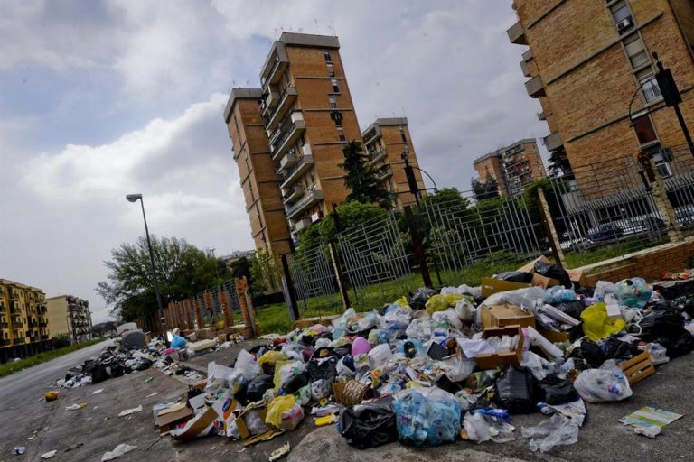 Rifiuti in strada a Napoli, Legambiente: “non può più essere chiamata emergenza”