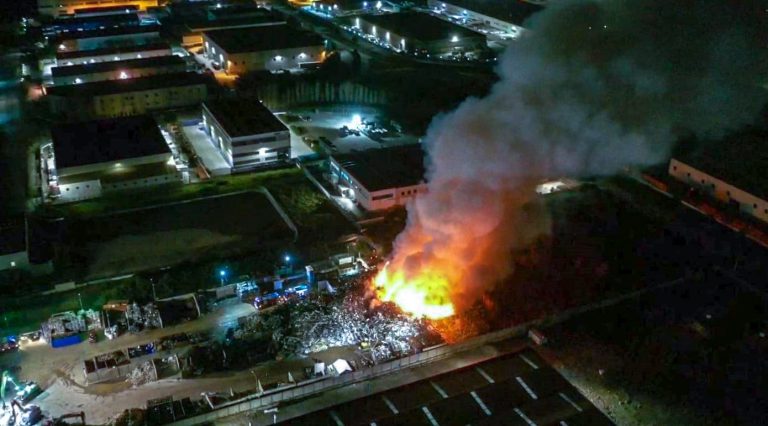 Disastro ad Acerra: brucia stoccaggio di metalli. Scattano le ordinanze di tutela della salute